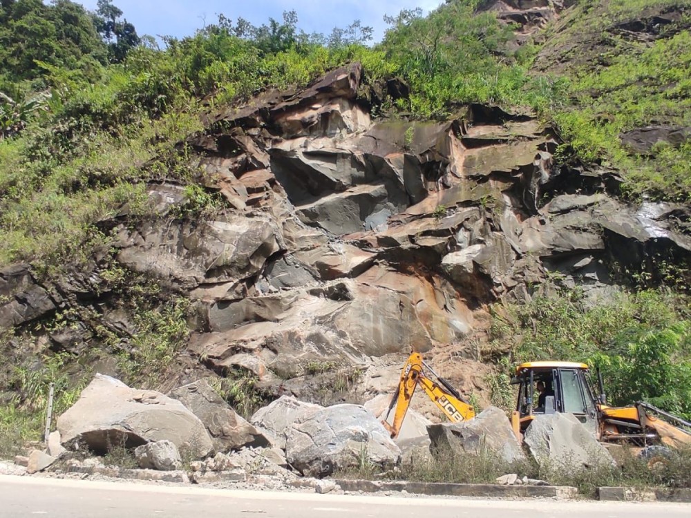 An excavator clears debris after a fresh rockfall hit National Highway 29 along the Dimapur-Kohima four-lane road at Tsiedukhru Range on September 10. The incident damaged a vehicle, but no casualties were reported. (Morung Photo)